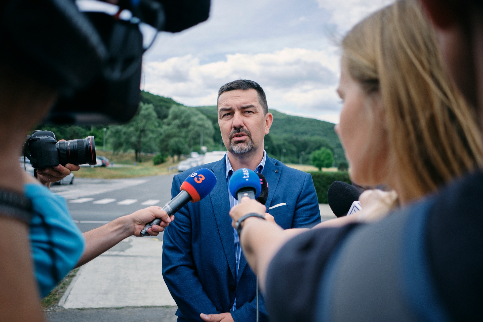 Martin Baláž počas tlačovej konferencie pred kamerami a mikrofónmi